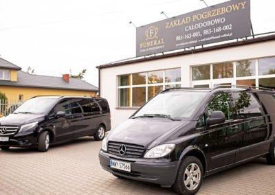 Zdjęcie z zewnątrz siedziby i samochodów zakładu pogrzebowego Funeral w Pułtusku